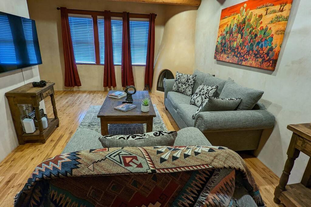 Magical Santa Fe Stay, Minutes From Town Square, Sleeps 4, Includes Free Parking And Outdoor Hot Tub! Exterior foto