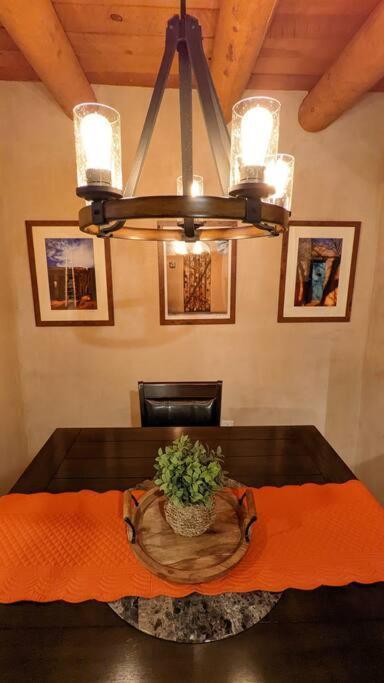 Magical Santa Fe Stay, Minutes From Town Square, Sleeps 4, Includes Free Parking And Outdoor Hot Tub! Exterior foto