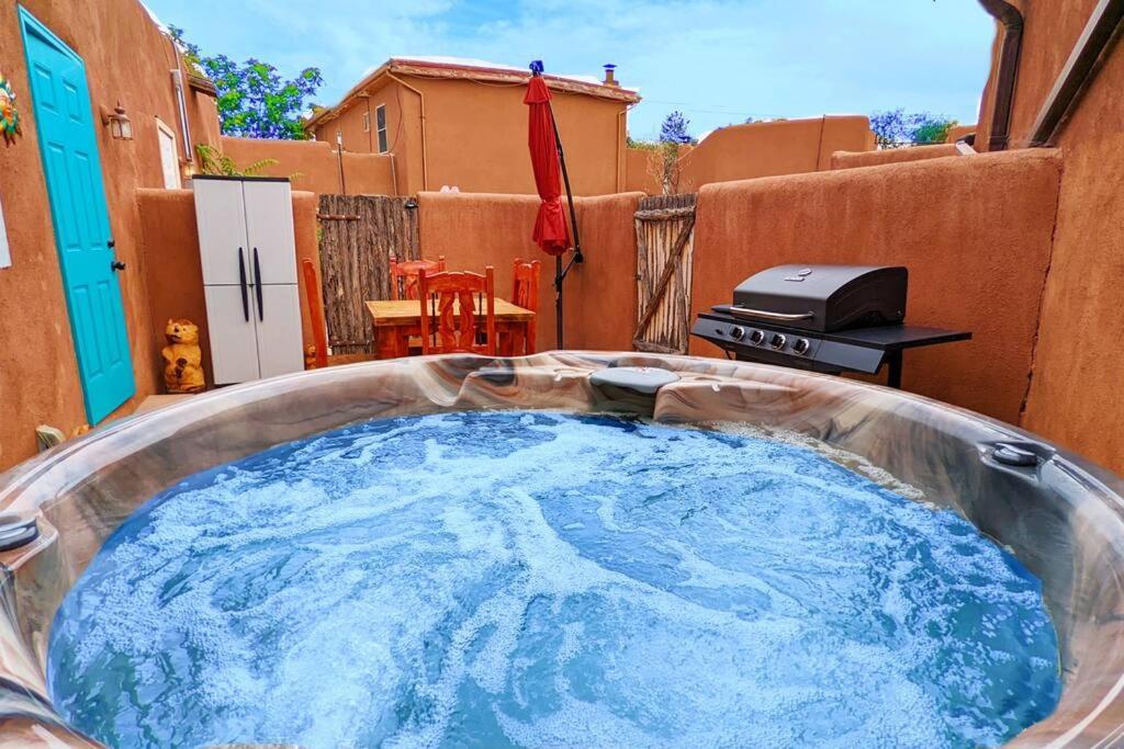 Magical Santa Fe Stay, Minutes From Town Square, Sleeps 4, Includes Free Parking And Outdoor Hot Tub! Exterior foto