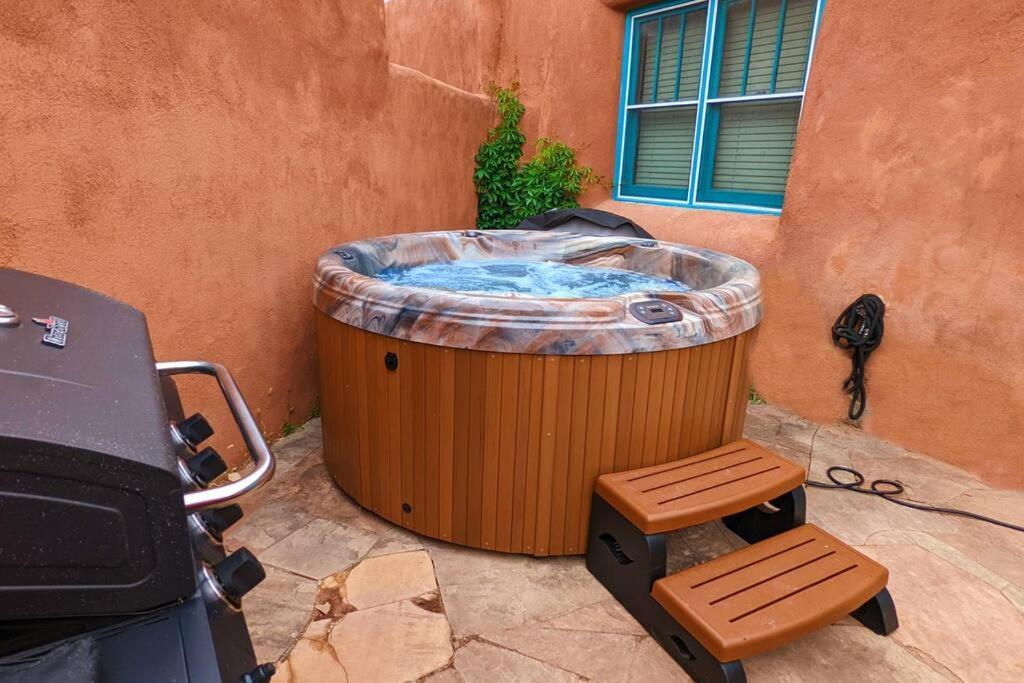 Magical Santa Fe Stay, Minutes From Town Square, Sleeps 4, Includes Free Parking And Outdoor Hot Tub! Exterior foto