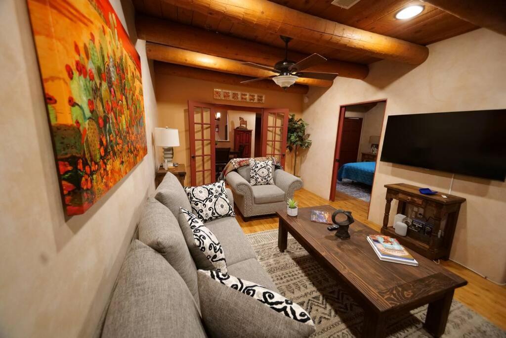 Magical Santa Fe Stay, Minutes From Town Square, Sleeps 4, Includes Free Parking And Outdoor Hot Tub! Exterior foto