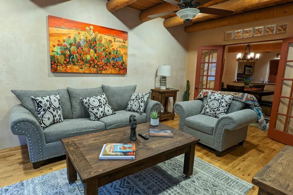 Magical Santa Fe Stay, Minutes From Town Square, Sleeps 4, Includes Free Parking And Outdoor Hot Tub! Exterior foto
