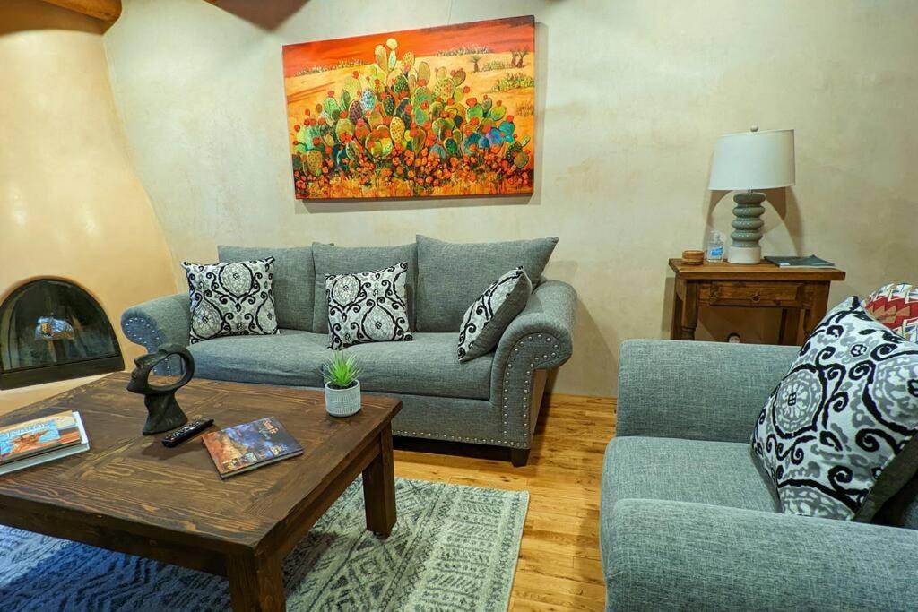 Magical Santa Fe Stay, Minutes From Town Square, Sleeps 4, Includes Free Parking And Outdoor Hot Tub! Exterior foto
