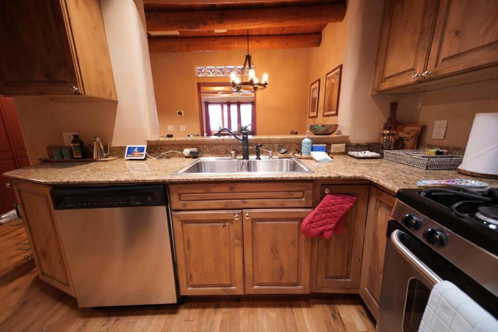Magical Santa Fe Stay, Minutes From Town Square, Sleeps 4, Includes Free Parking And Outdoor Hot Tub! Exterior foto