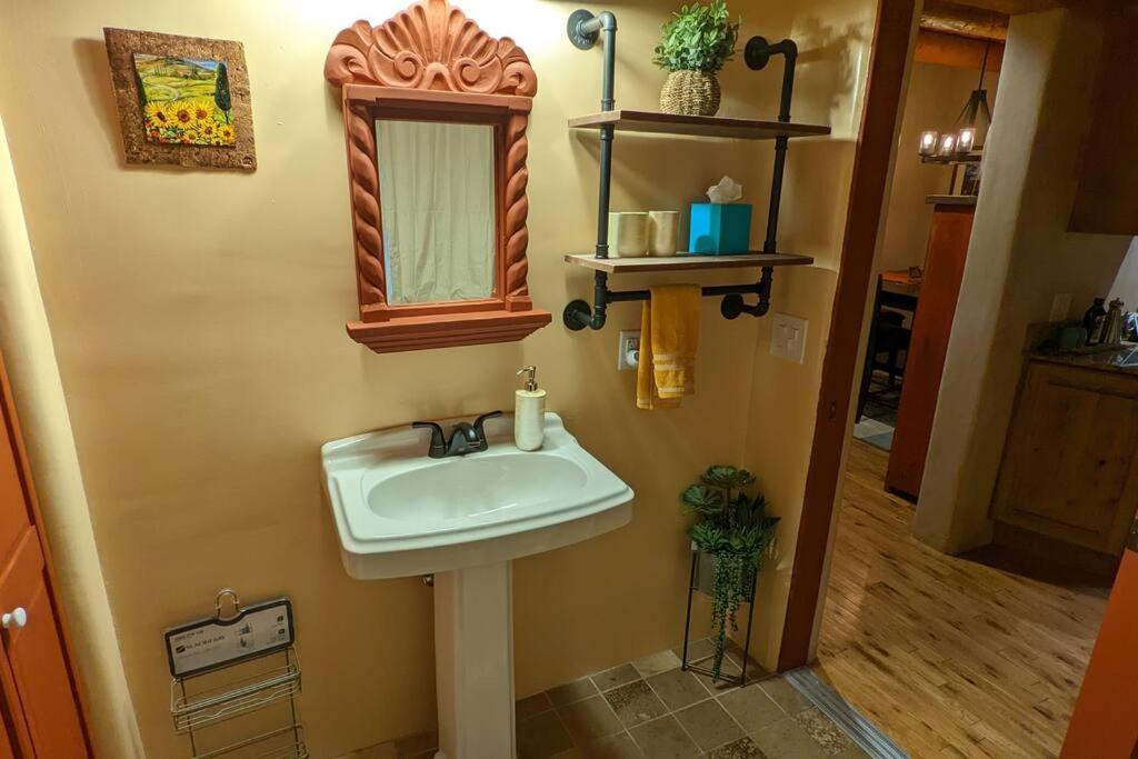 Magical Santa Fe Stay, Minutes From Town Square, Sleeps 4, Includes Free Parking And Outdoor Hot Tub! Exterior foto