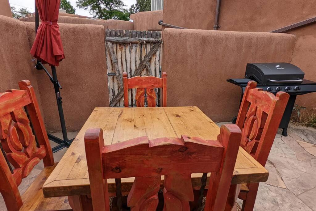 Magical Santa Fe Stay, Minutes From Town Square, Sleeps 4, Includes Free Parking And Outdoor Hot Tub! Exterior foto