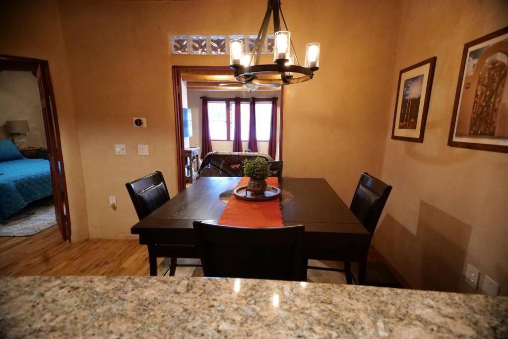 Magical Santa Fe Stay, Minutes From Town Square, Sleeps 4, Includes Free Parking And Outdoor Hot Tub! Exterior foto