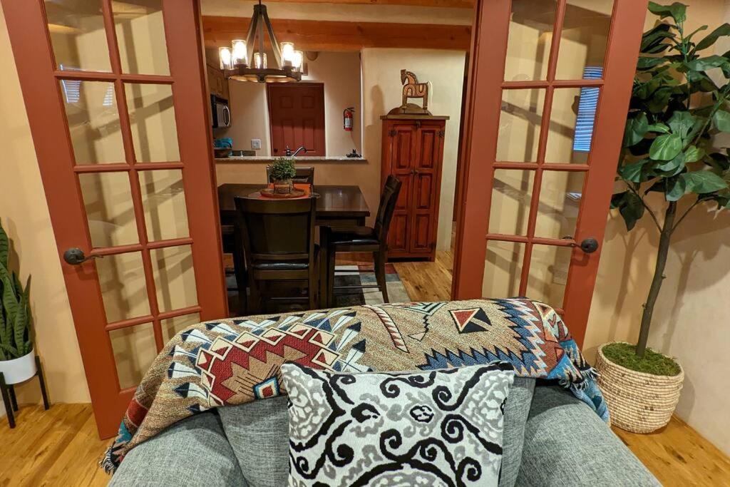 Magical Santa Fe Stay, Minutes From Town Square, Sleeps 4, Includes Free Parking And Outdoor Hot Tub! Exterior foto