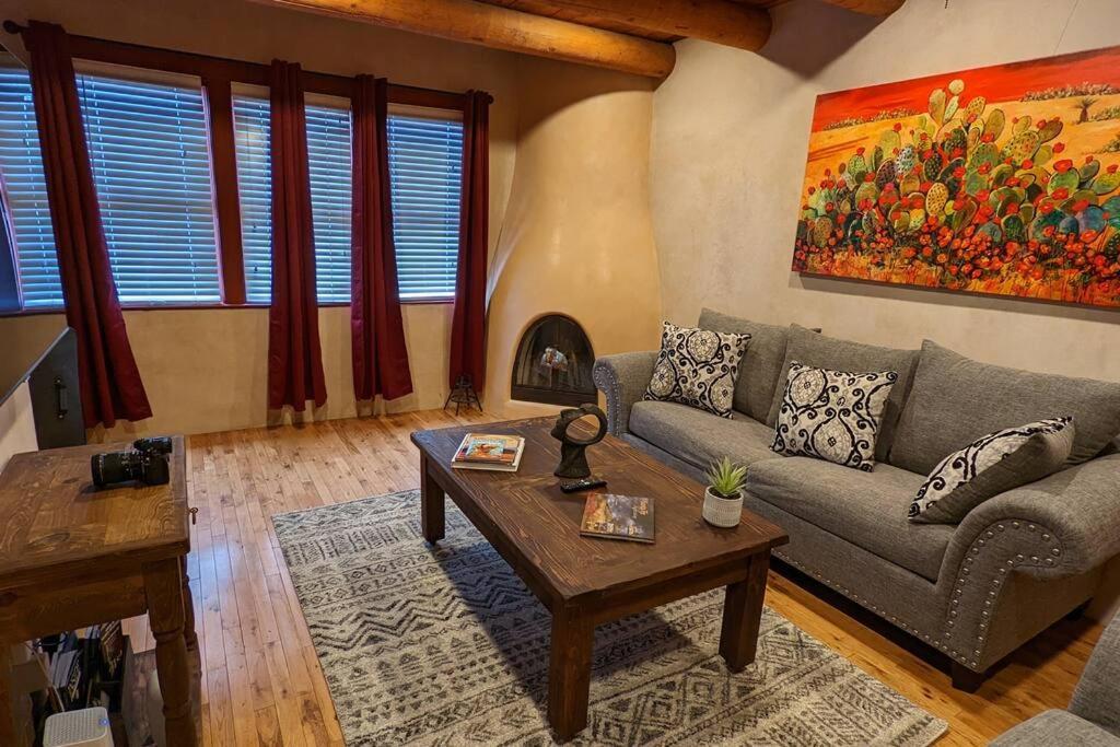 Magical Santa Fe Stay, Minutes From Town Square, Sleeps 4, Includes Free Parking And Outdoor Hot Tub! Exterior foto