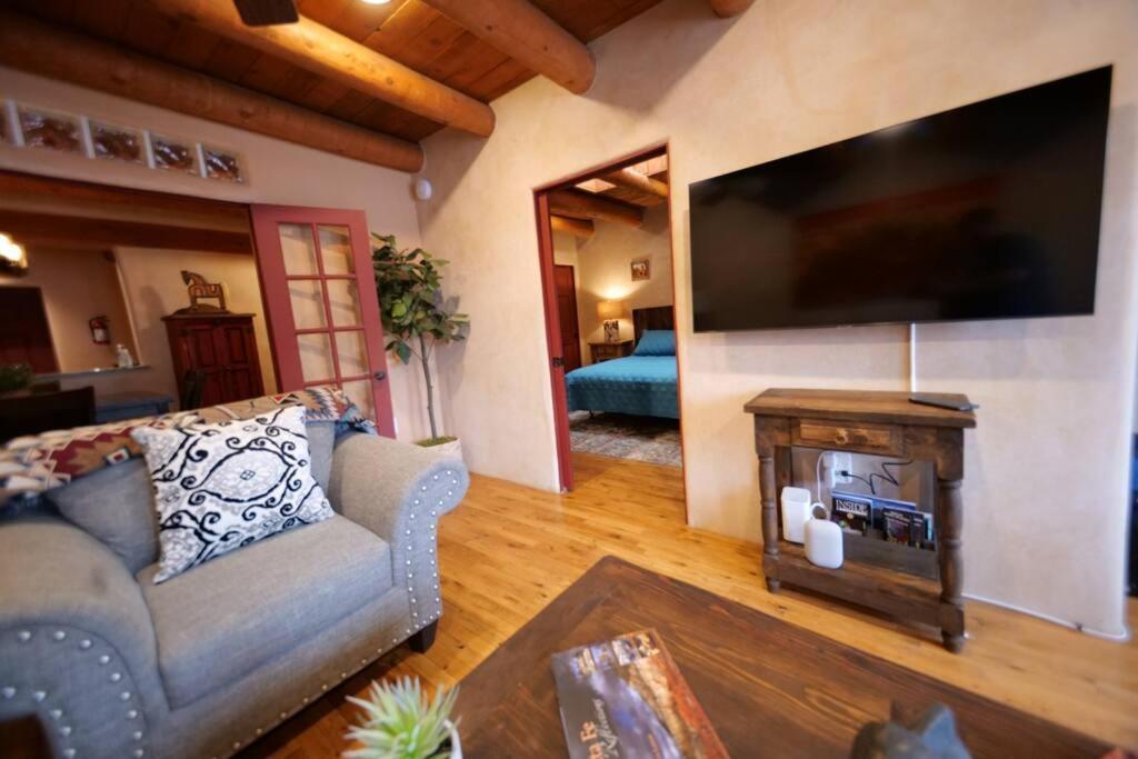Magical Santa Fe Stay, Minutes From Town Square, Sleeps 4, Includes Free Parking And Outdoor Hot Tub! Exterior foto