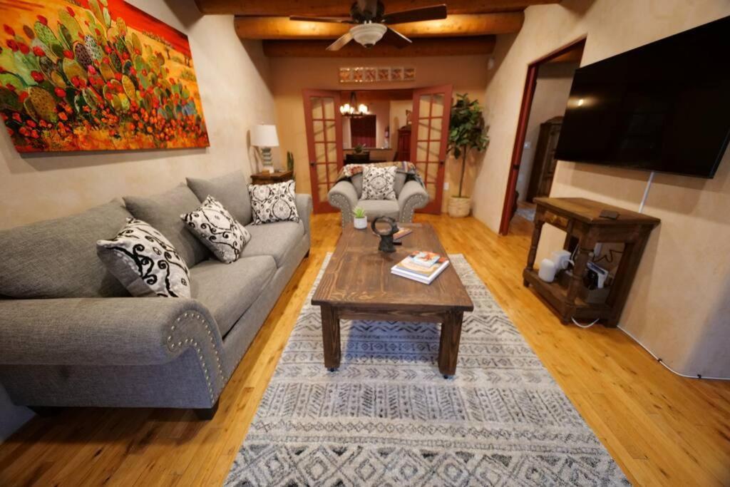 Magical Santa Fe Stay, Minutes From Town Square, Sleeps 4, Includes Free Parking And Outdoor Hot Tub! Exterior foto