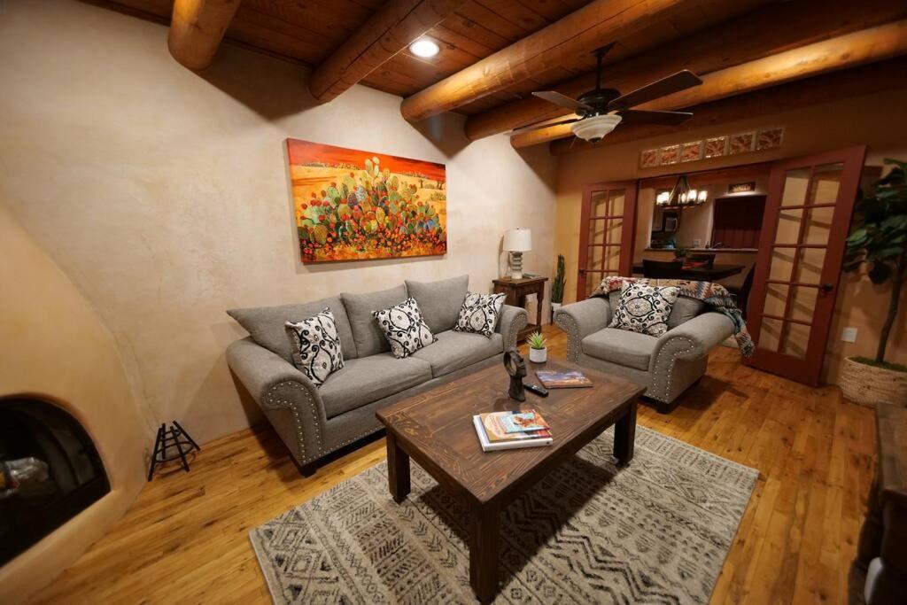 Magical Santa Fe Stay, Minutes From Town Square, Sleeps 4, Includes Free Parking And Outdoor Hot Tub! Exterior foto